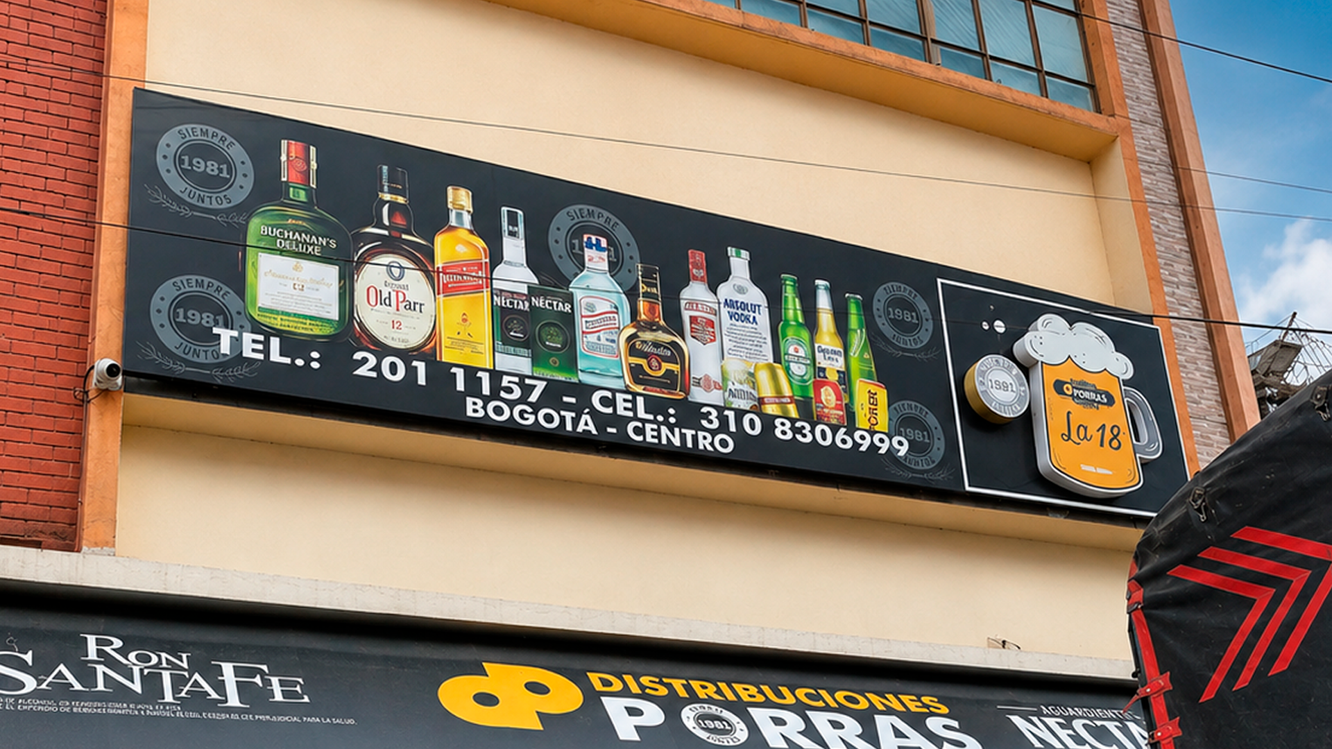 Haz que tu negocio se vea y destaque. Los bastidores son perfectos para captar miradas desde cualquier punto. Aprovecha grandes espacios para comunicar tu marca y hacer que tu negocio destaque.