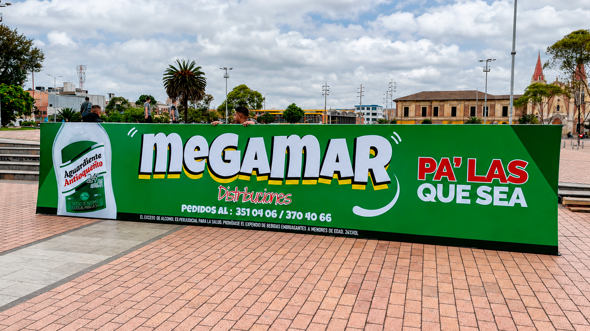 Lleva tu marca a espacios donde pueda ser vista por muchas personas. Un bastidor es ideal para comunicar campañas, productos o promociones en exteriores, combinando un formato amplio con un diseño que atrae la atención.