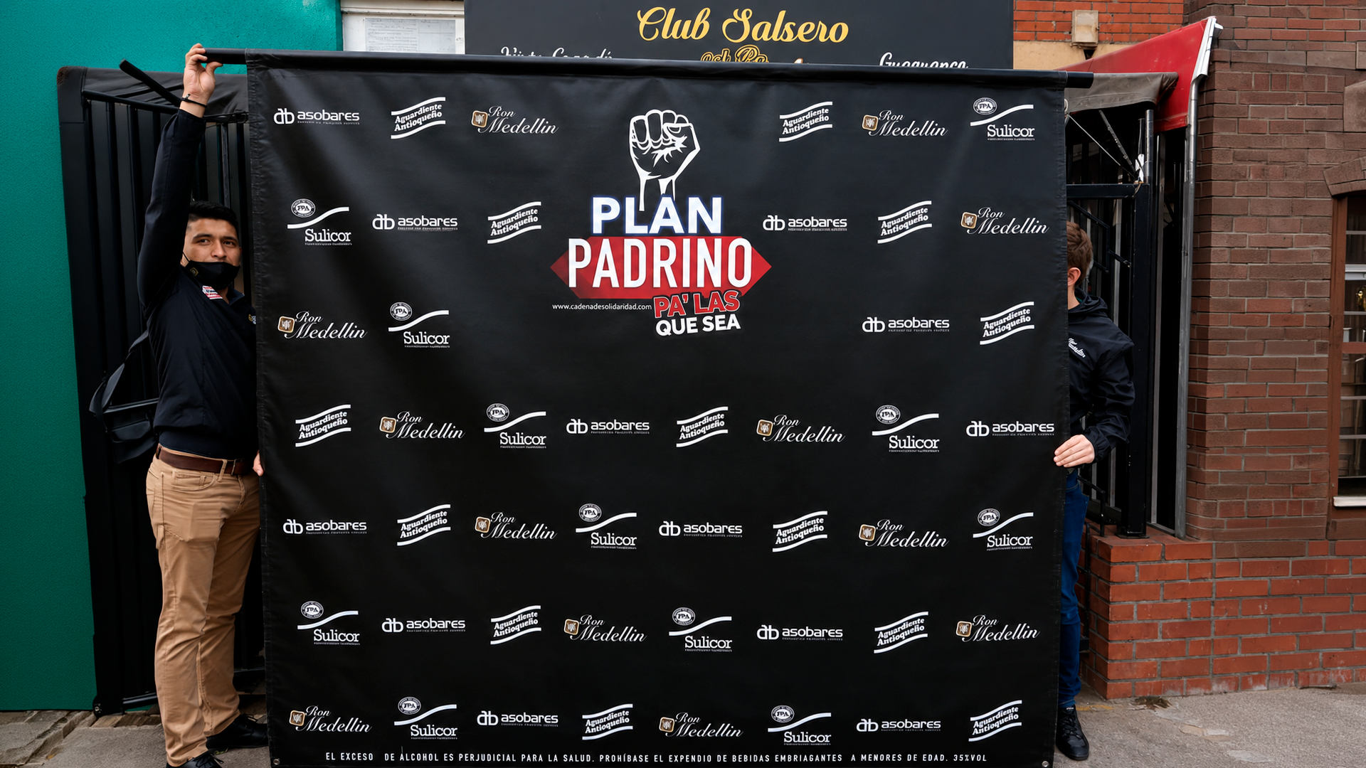 Un backing publicitario es una estructura ideal para crear fondos de marca en eventos, ferias, ruedas de prensa y activaciones. Su amplia superficie permite incorporar logotipos, mensajes e imágenes de forma repetitiva o personalizada, logrando una presencia visual llamativa y profesional.